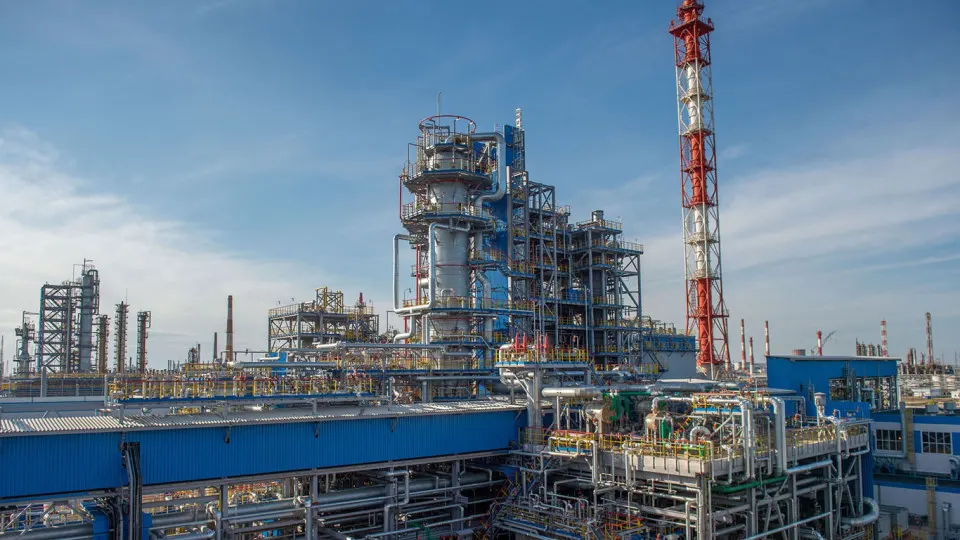 НПЗ «Газпромнефтехим Салават» с 14 июля остановил переработку нефти и газового конденсата из‑за повреждений, полученных в результате атаки беспилотных летательных аппаратов. Повреждены обе установки первичной переработки; восстановление может занять от нескольких недель до месяцев. Это уже пятый крупный завод, остановивший выпуск в июле, что усиливает дефицит нефтепродуктов в стране.
