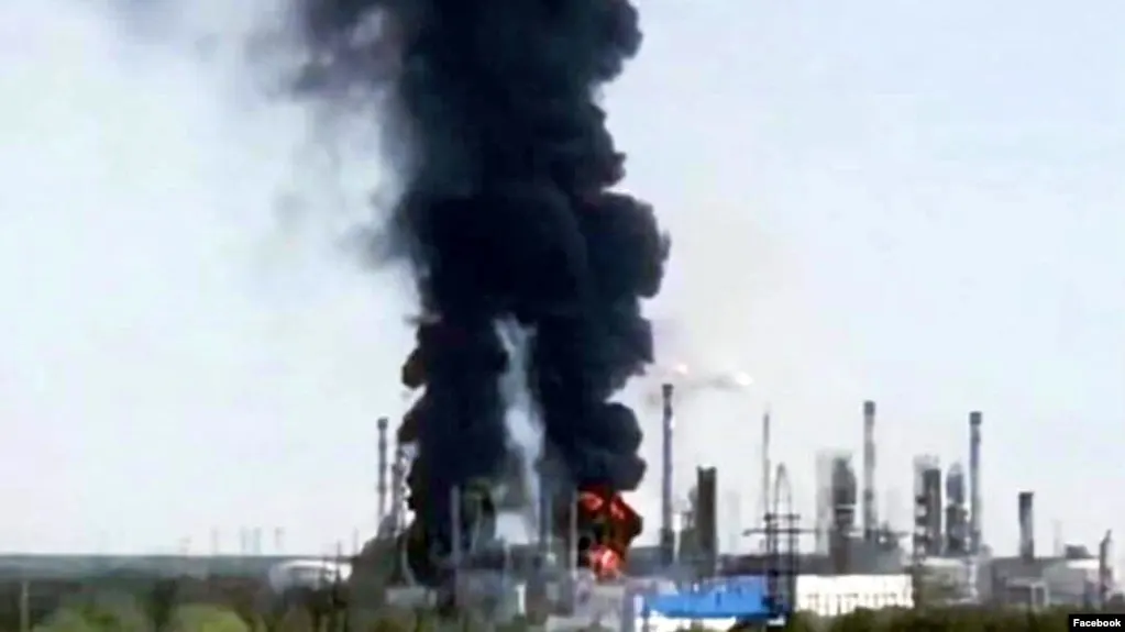 25 июля на Тюменском нефтеперерабатывающем заводе произошёл пожар после удара беспилотника: повреждены ключевые установки, завод остановил переработку, власти подтвердили инцидент.