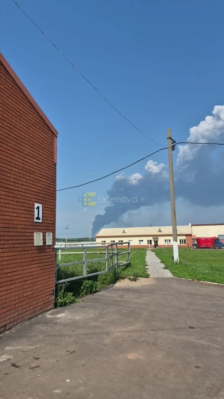 В ходе ночных ударов беспилотников в нескольких регионах зафиксированы пожары и повреждения объектов и складов; в пригороде Воронежа при падении БПЛА погиб трёхлетний мальчик, есть раненые.