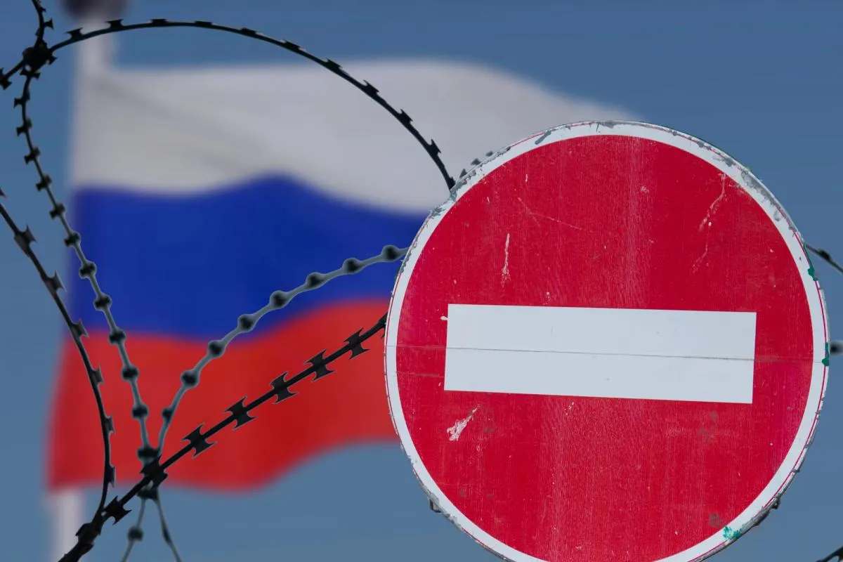 Послы стран ЕС отложили обсуждение санкций до 22 июля: спор вызвали требования Австрии о компенсации банку «Райффайзен» и беспокойства Греции по ограничениям на торговлю СПГ.