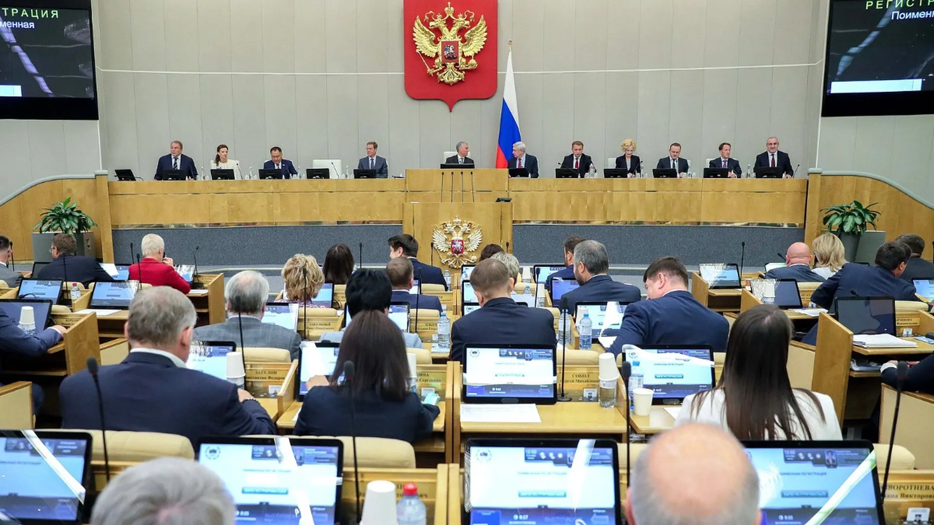 Совет Госдумы рекомендовал включить в повестку 22 июля проекты, вводящие ряд запретов для граждан, которым в России назначено наказание; во втором чтении ограничения были ужесточены.