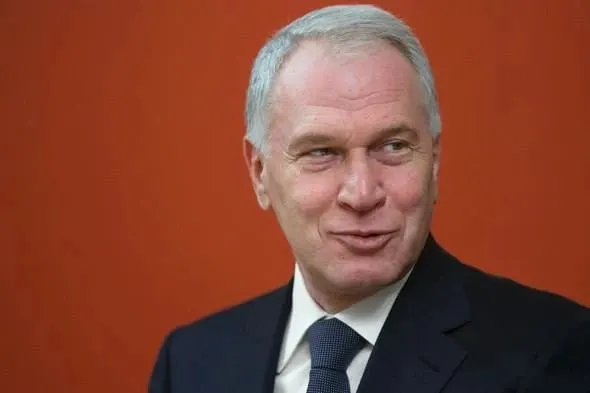Президент присвоил бизнесмену орден за вклад в социальные проекты, сохранение культурно‑исторических ценностей и благотворительность; Forbes оценивает его состояние в $2 млрд.