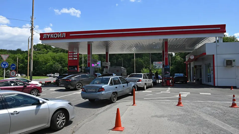 Цена белорусского АИ‑92 выросла на 6% за неделю — до 127 тыс. руб. за тонну — и в 1,8 раза с начала мая. Правительство наращивает импорт, но ограничения мощностей, логистика и санкции сдерживают быстрые поставки.