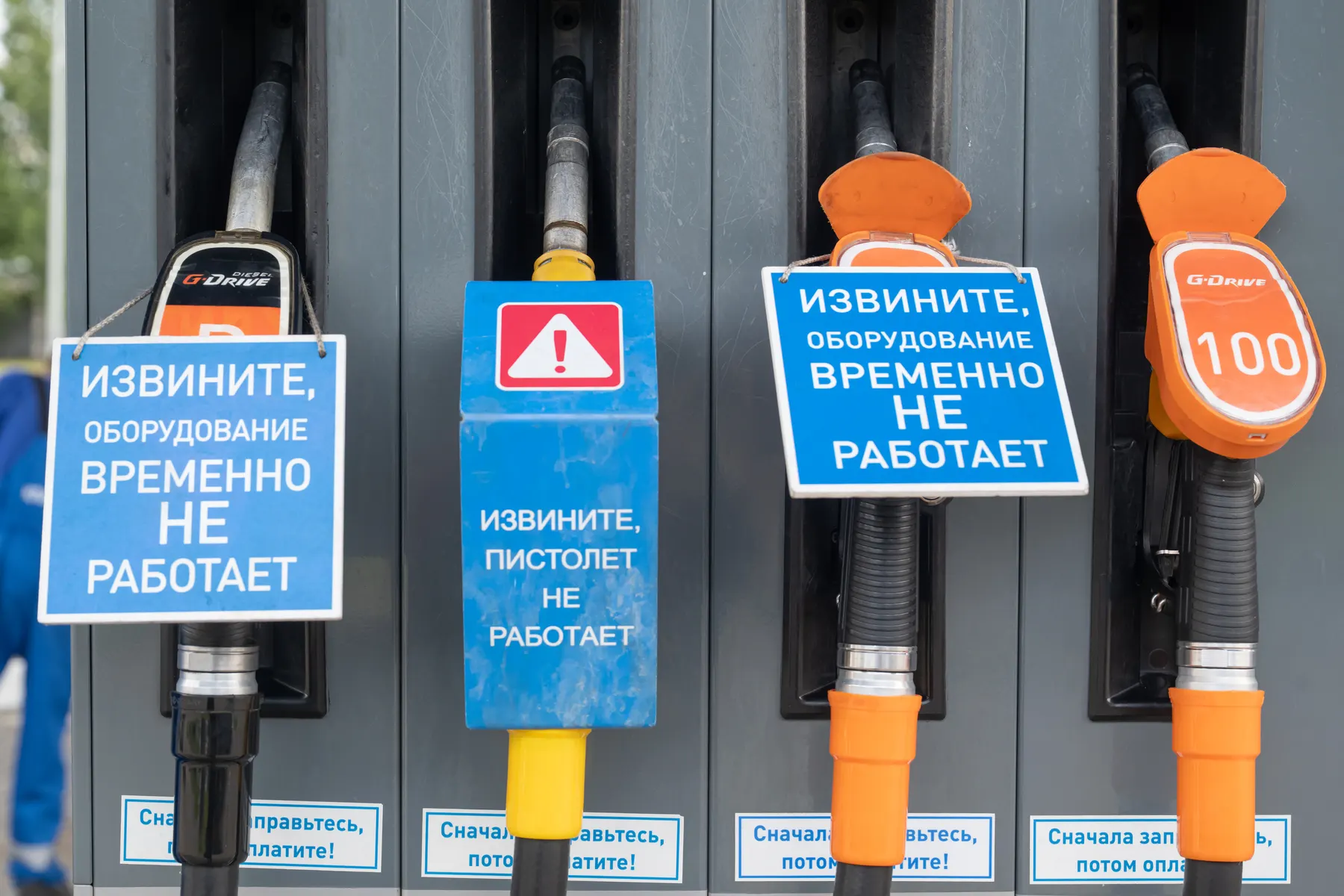 Федеральная антимонопольная служба начала новые проверки автозаправочных сетей в ряде регионов и указывает на признаки картельного сговора на оптовом рынке нефтепродуктов на фоне продолжающегося дефицита топлива.