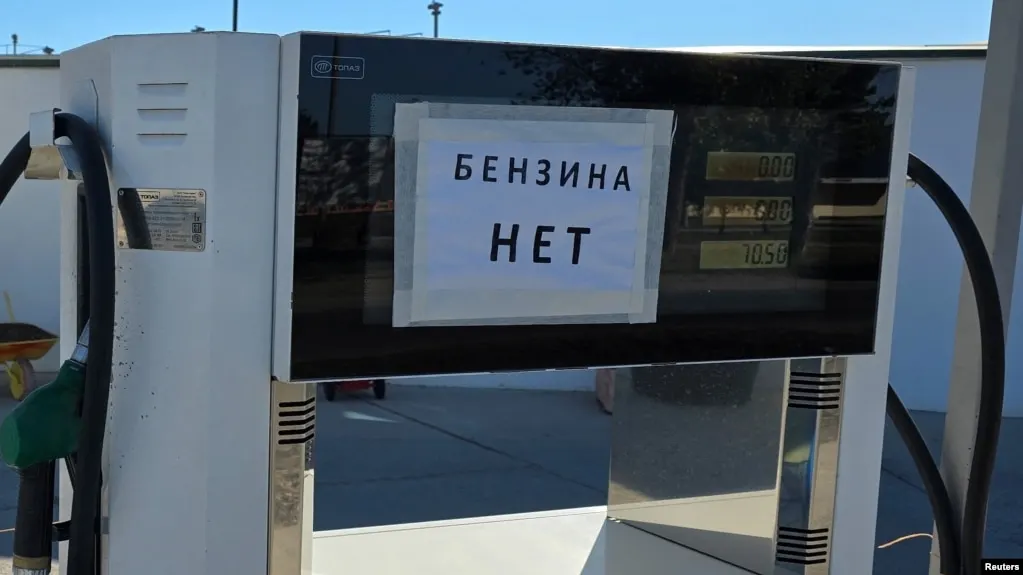По данным Росстата, за неделю с 23 по 29 июня в Севастополе зафиксирован рекордный рост цен на бензин — около 30%. Дефицит топлива и перебои в поставках связаны с повреждениями НПЗ и осложнённой логистикой; ограничения действуют в десятках регионов.