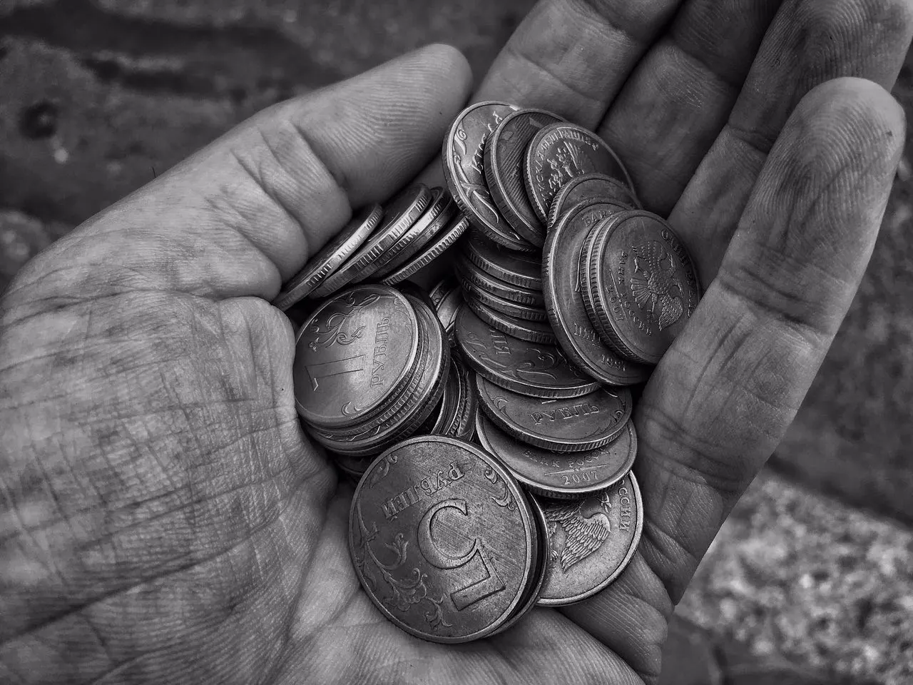 Министр труда Антон Котяков заявил, что снижение уровня бедности до 6,7% стало возможным благодаря введению единого пособия и выделению на него финансирования; пособие названо одной из ключевых мер поддержки семей с детьми.