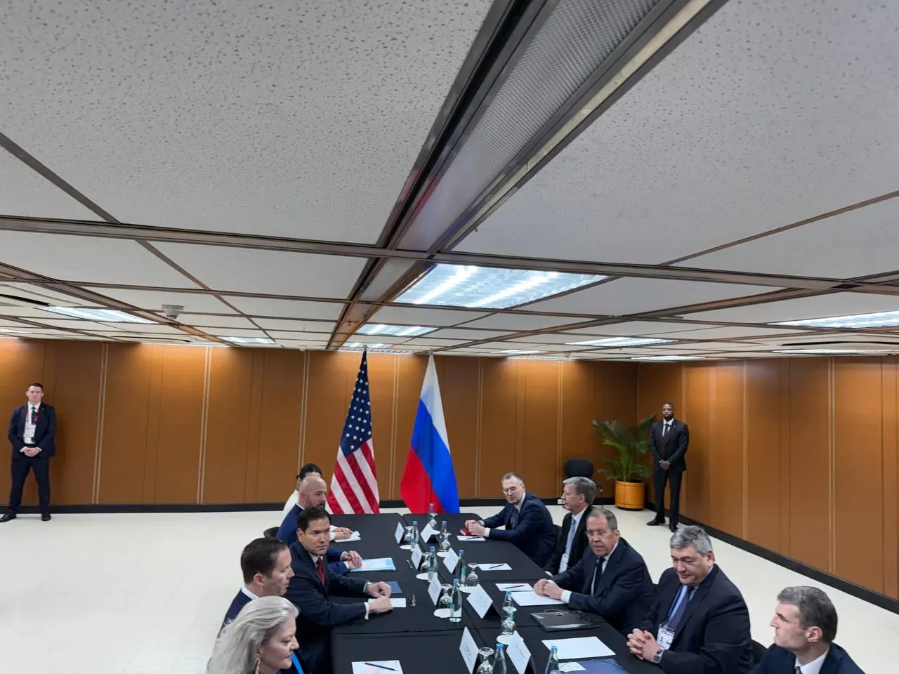 Министр иностранных дел России и госсекретарь США встретились на Филиппинах, обсудив двусторонние вопросы и позицию США по урегулированию конфликта на Украине; встреча длилась около получаса.