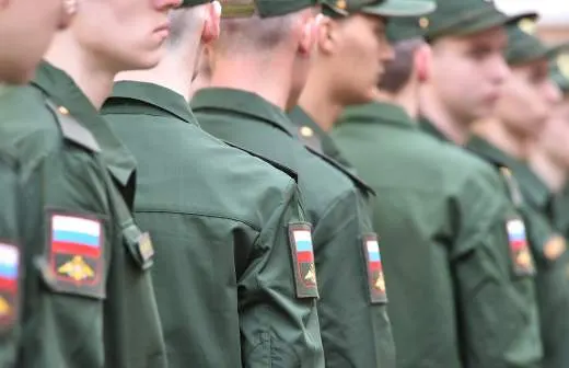 Правительство поддержало законопроект, позволяющий направлять призывников на службу в пожарные и аварийно‑спасательные подразделения по всей стране — до 5 тысяч человек могут перейти в МЧС, чтобы восполнить дефицит личного состава.