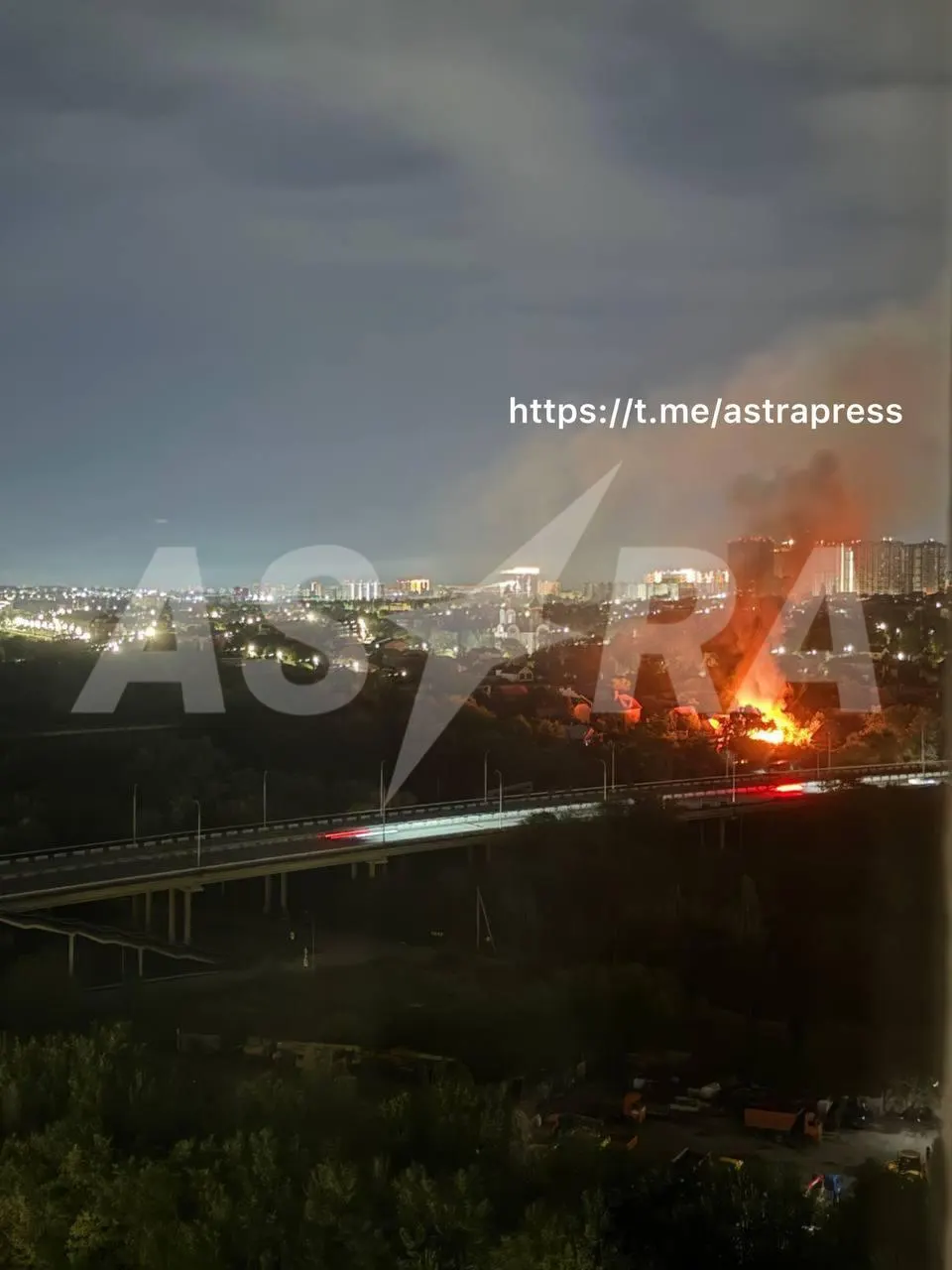 Ночные сводки: атаки беспилотников в Белгороде и Ростове‑на‑Дону, удары по Запорожью и Сумской области, рейды в петербургских ТЦ, изменения в правилах маркетплейсов и новые законы об ИИ и мигрантах.
