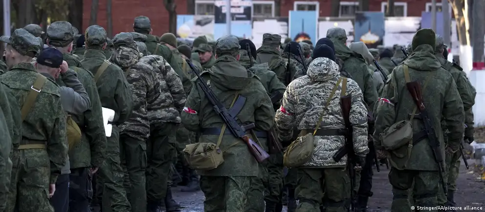 Заявления зарубежных и независимых источников о возможной новой волне мобилизации в РФ опровергают официальные лица. Рассказываем, какие признаки указывают на риск призыва и что по этому поводу говорят власти и эксперты.