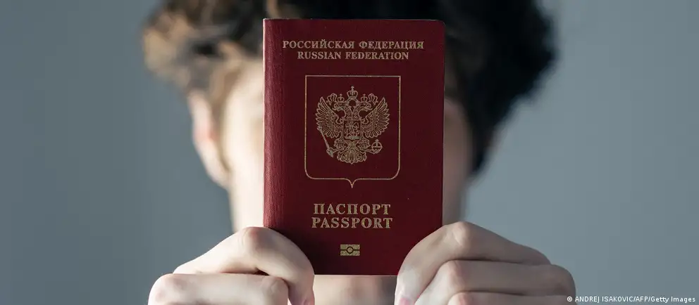 После возражений Франции и Италии ЕС пересмотрел проект запрета на краткосрочные визы: ограничения теперь планируется вводить только для лиц, непосредственно принимавших участие в боевых действиях на Украине. Одновременно расширен список исключений по гуманитарным и иным основаниям.