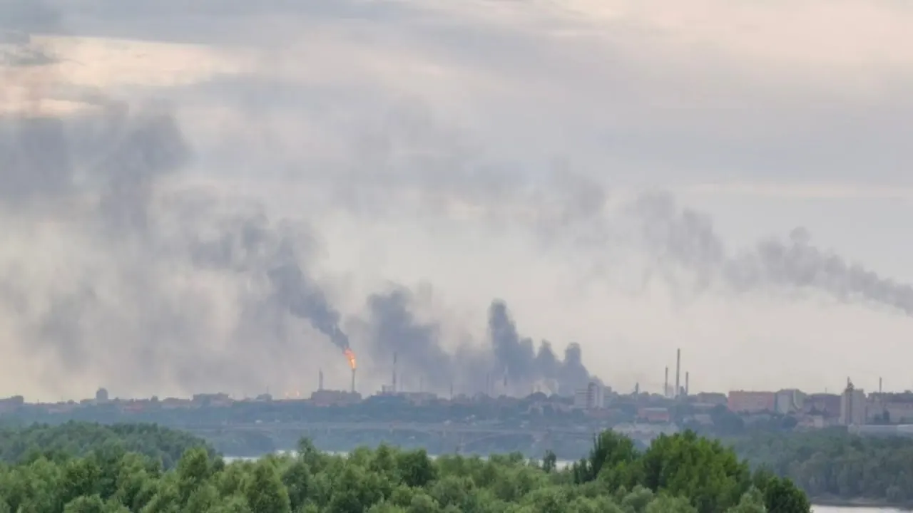 Беспилотники впервые долетели до Омска: после взрывов на Омском нефтеперерабатывающем заводе начался пожар. В регионе введены ограничения на авиасообщение и экстренные оповещения.
