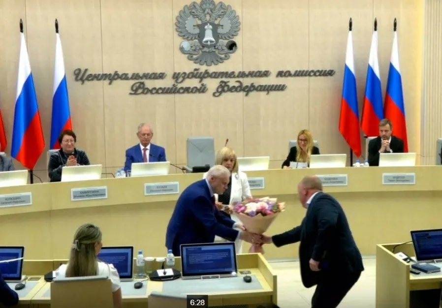 Комиссия единогласно подтвердила 260 кандидатов от «Справедливой России», назначила в ЦИК представителя ЛДПР с правом совещательного голоса и утвердила 43 финансовых уполномоченных «Яблока» в 42 регионах.
