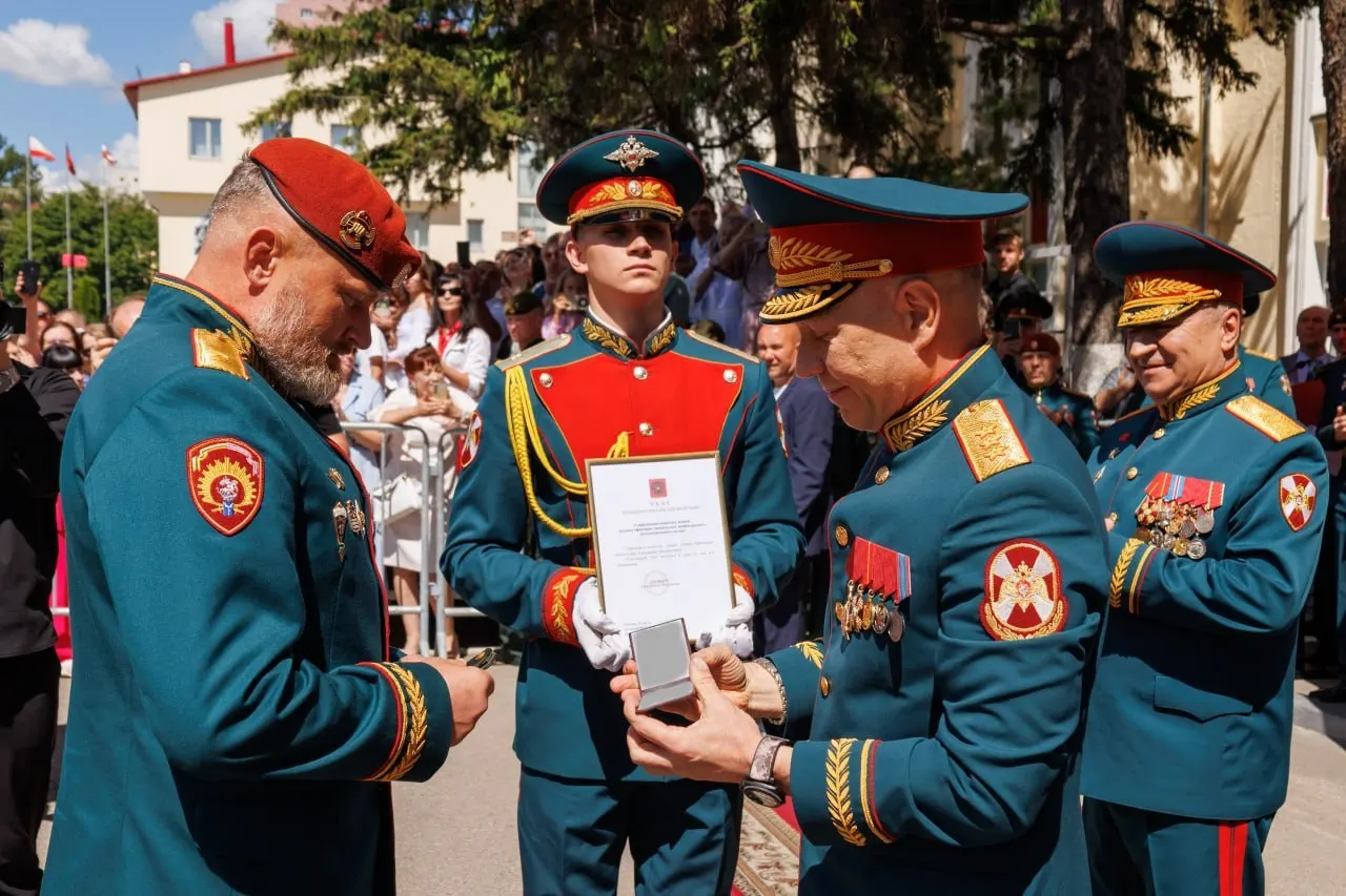 Начальнику Саратовского института войск национальной гвардии Александру Белоглазову вручили погоны генерал-лейтенанта; знак отличия вручил замдиректора Росгвардии Анатолий Маликов.