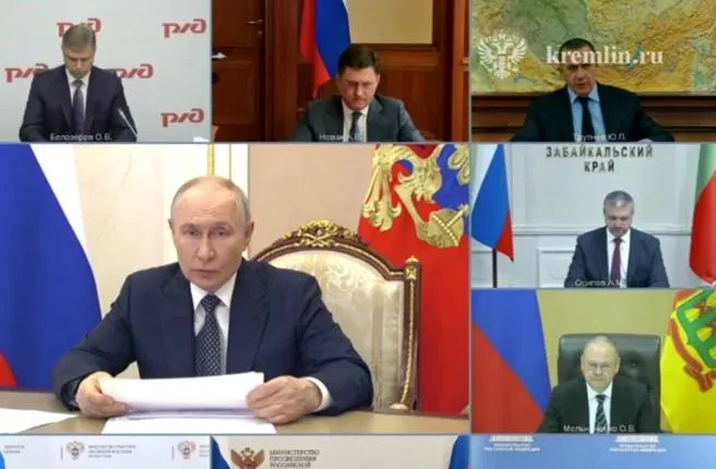 На видеосовещании с правительством обсуждали меры по стабильным поставкам топлива: развёртывание малых НПЗ, привлечение малого и среднего бизнеса и увеличение импорта из дружественных стран.