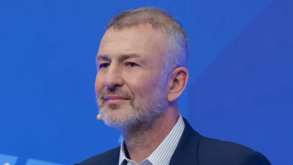 Миллиардер перевёл 32 млрд рублей в пользу образовательного центра «Сириус», курируемого президентом, после угрозы со стороны Генпрокуратуры обратить СИБЭКО в доход государства. Случай стал частью более широкой волны национализаций крупных активов.