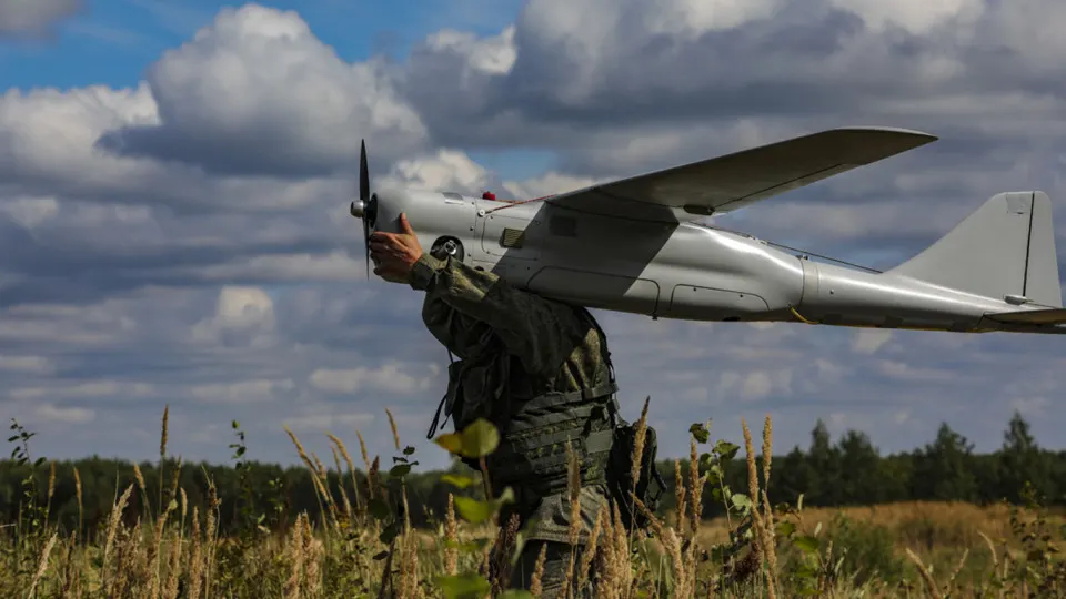 Документы и свидетельства указывают на глубокое военно‑технический обмен между Москвой и Пекином: от совместной разработки «роевых» дронов до обсуждений мер по нейтрализации спутниковых сетей, включая Starlink.