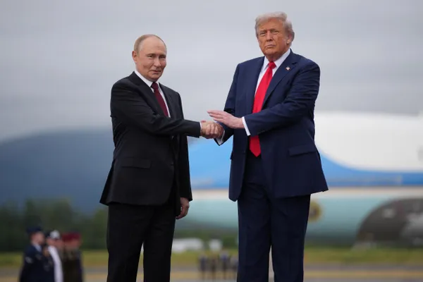 Президент США намерен обсудить с лидерами Украины и России возможность прекращения боевых действий — сначала лично на саммите в Анкаре, затем в телефонном разговоре с Владимиром Путиным.