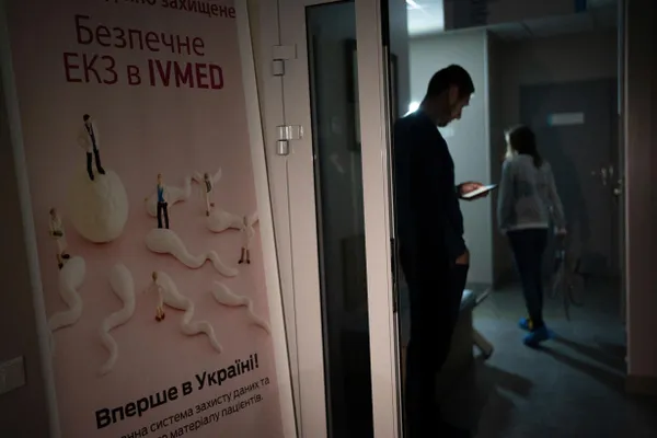 Депутаты приняли поправки в закон «О ветеранах»: бесплатно проводить экстракорпоральное оплодотворение смогут жены участников боевых действий и вдовы, не вступившие в повторный брак в течение пяти лет. Суррогатное материнство исключено.