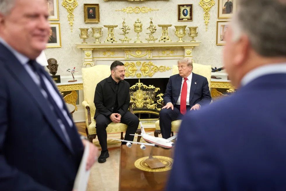 Владимир Зеленский провёл в Белом доме встречу с Дональдом Трампом: просил экстренный пакет ракет для систем Patriot, а также обсудил другие идеи помощи. Сенат США на процедурном голосовании поддержал законопроект о 100%-ных пошлинах для покупателей российских энергоносителей. В материале — ключевые итоги переговоров и письма читателей о последствиях ударов.