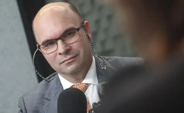Заботкин ответил на вопросы слушателей в прямой линии: курс рубля остаётся в стабильном диапазоне, заморозка вкладов невозможна, а ключевые факторы курса — экспорт, спрос на импорт и параметры бюджетного правила.