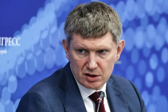 Минэкономразвития утвердило новые правила: гостиницы с более чем 50 номами обязаны принимать постояльцев без документов при подтверждении личности через государственный мессенджер; технологические компании помогут с подключением и обучением персонала.