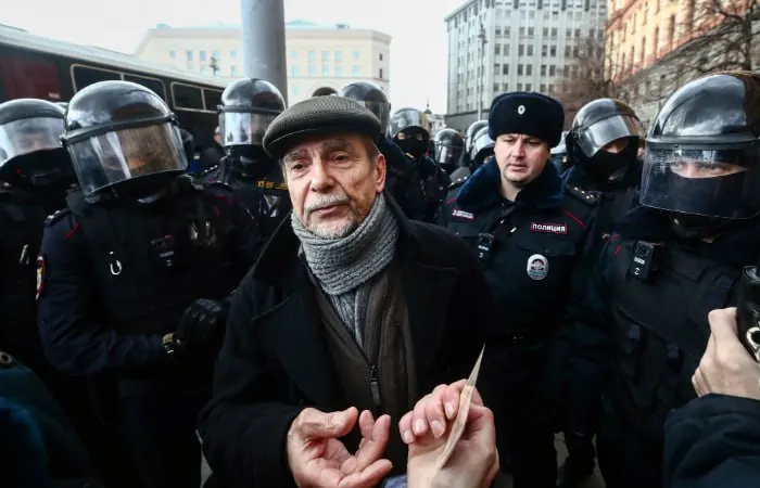 В Хорошевском суде Москвы началось заочное рассмотрение дела в отношении 84‑летнего правозащитника: обвинение просит 6,5 года колонии и запрет администрировать сайты на 10 лет по статьям о «нежелательной» организации и «иностранном агенте».