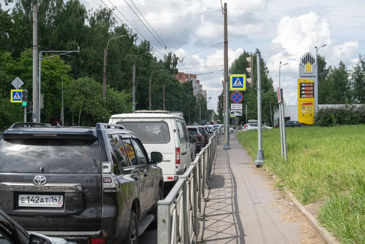 Проверка нескольких петербургских АЗС показала, что в городе пока реализуют бензин Евро‑5. В июле в России временно разрешили оборот топлива стандарта Евро‑3 из‑за атак на НПЗ, но работники заправок сомневаются, что Евро‑3 быстро появится в Петербурге.