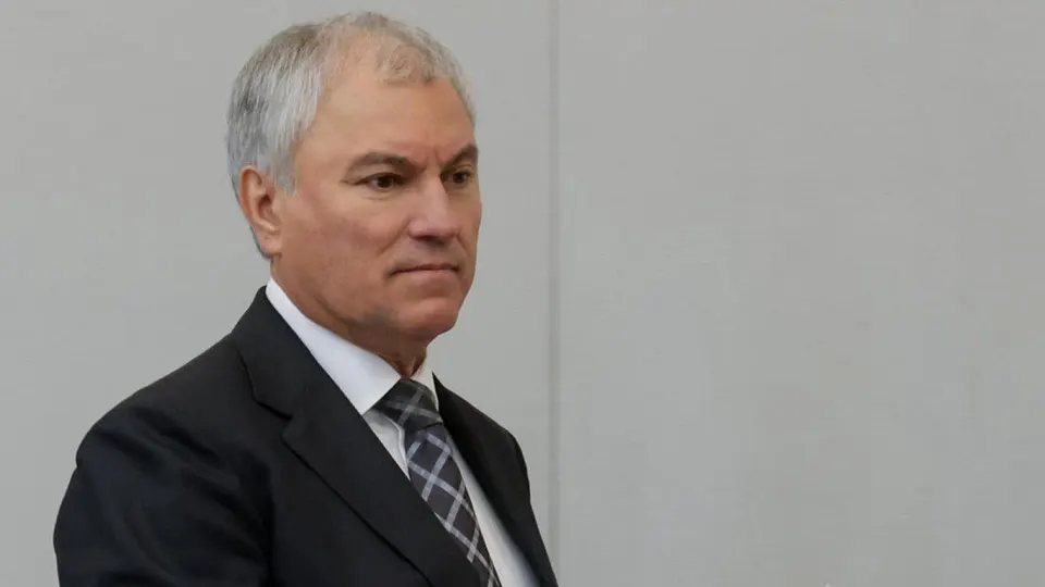 Спикер Госдумы заявил о необходимости приоритетного развития трамвайного сообщения в крупных городах, а глава транспортного комитета призвал автомобилистов смириться с очередями на АЗС на фоне дефицита топлива и ударов по топливной инфраструктуре.