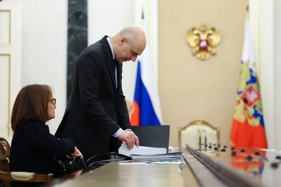 Власти упростили для Минфина процедуру увеличения расходов и заимствований сверх бюджетных лимитов. Это временно закрывает кассовые разрывы, но подрывает предсказуемость фискальной политики, повышает ставку и бьёт по инвестициям, бизнесу и населению.