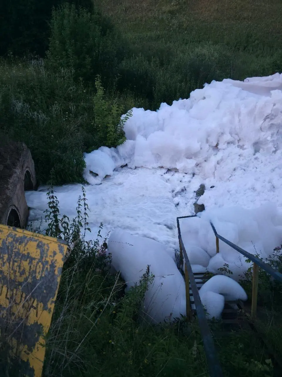 Жители села Иштеряково пожаловались на выброс пены в реку Тунгуча. Глава Следственного комитета поручил татарстанскому следственному управлению доложить о ходе проверки, исполнение взяли на контроль в центральном аппарате ведомства.