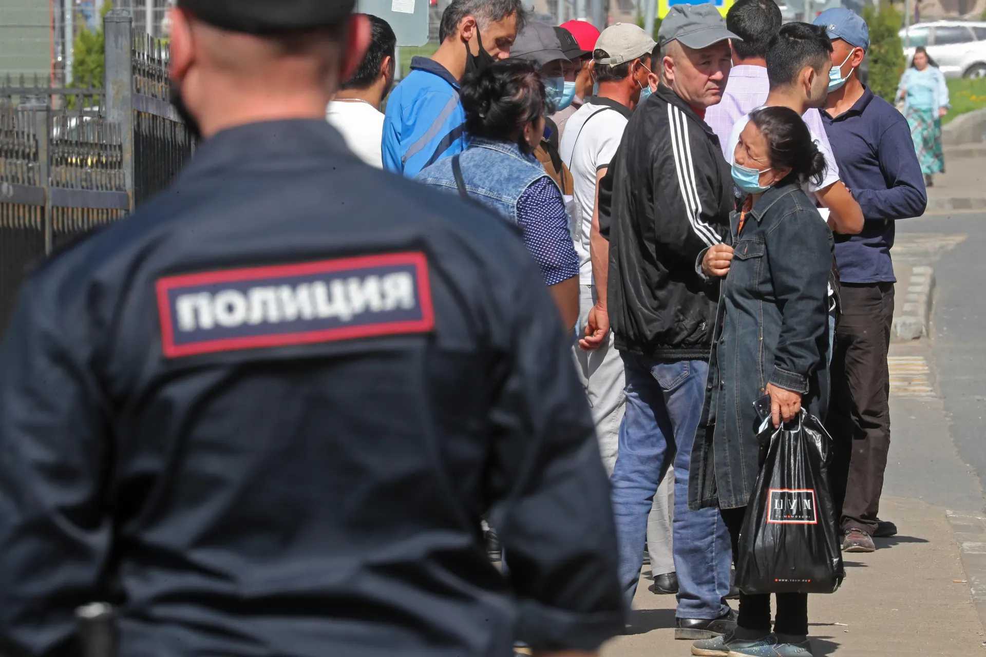 Проект поправок к закону о депортации расширяет перечень нарушений, при которых иностранцев будут выдворять без альтернативы, включая дискриминацию и неповиновение законному требованию пограничника.