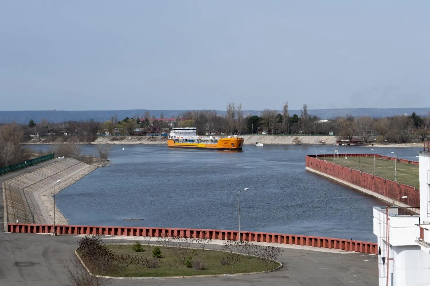 После ударов беспилотников по судам в Азовском море Россия временно остановила движение по Азово‑Донскому морскому каналу. Остановка может затронуть значительную часть экспорта пшеницы, вывозимой через Азовское море.
