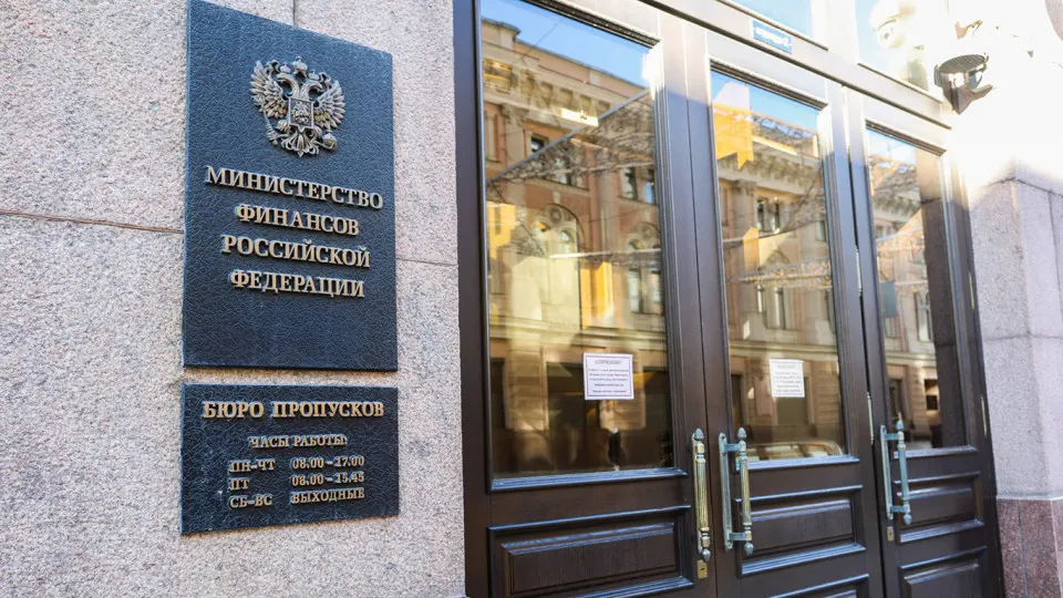 После 2022 года бюджет России всё больше опирается на заимствования: госдолг и затраты на обслуживание выросли многократно, эксперты предупреждают о рисках и предлагают установить предел долга в 40% ВВП.