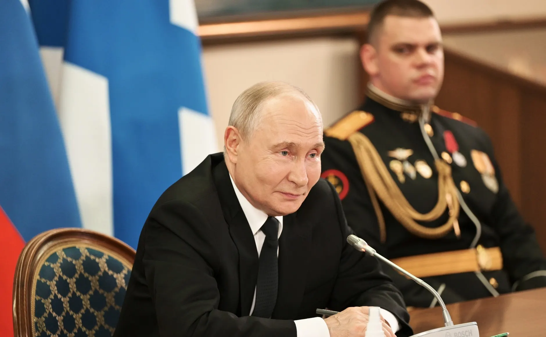 На встрече с военнослужащими ВМФ президент заявил о неизбежной победе России, обвинил Киев и Запад в развязывании боевых действий и пообещал защищать интересы страны, включая безопасность Калининградской области. Казахстанский лидер призвал заморозить конфликт — реакция последовала сразу с нескольких сторон.