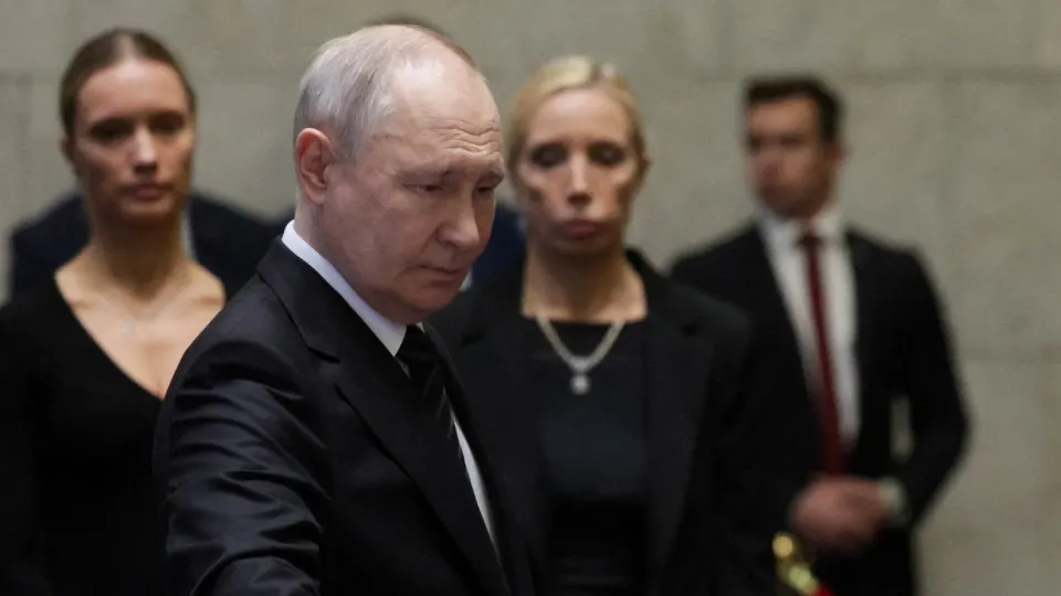 По данным нескольких источников, близких к Кремлю, российский лидер отказывается от территориальных компромиссов и настроен добиться контроля над Донбассом. Эскалация может потребовать новой массовой мобилизации и привести к ударам по объектам за рубежом.