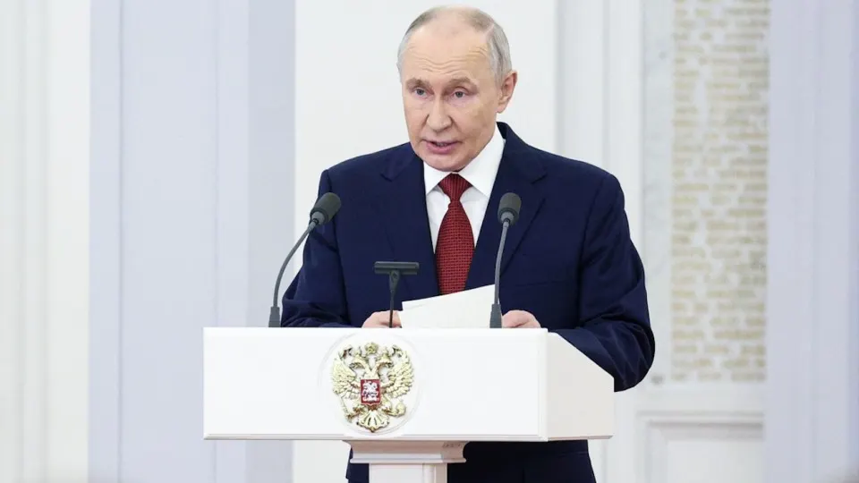 На встрече с депутатами президент заявил, что укрепление обороноспособности останется главным приоритетом бюджета на ближайшие три года. Рост военных трат уже заметно сказывается на финансировании социальных программ и приводит к дополнительным заимствованиям.