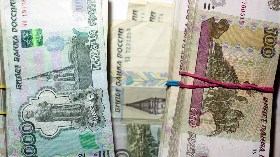 Банки фиксируют рост спроса на наличные: с начала месяца объём наличных в обращении резко вырос, что вынуждает кредитные организации активнее брать средства у Центробанка и повышает риски для стабильности сектора.