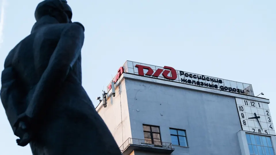 Правительство решило опередить плановую индексацию тарифов РЖД и ввести рост ставок уже с 1 октября. Мера призвана поддержать монополию, сталкивающуюся с большими долгами и снижением перевозок.