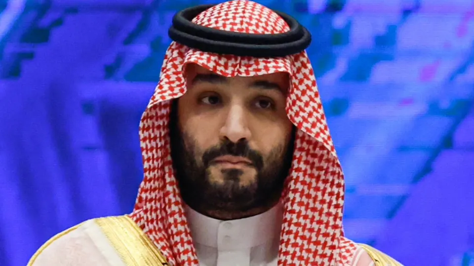 Резкое снижение официальной цены на саудовский сорт Arab Light усиливает избыточное предложение на рынке: котировки Brent и российский Urals упали, прогнозы указывают на дальнейшее снижение и рост бюджетного дефицита.