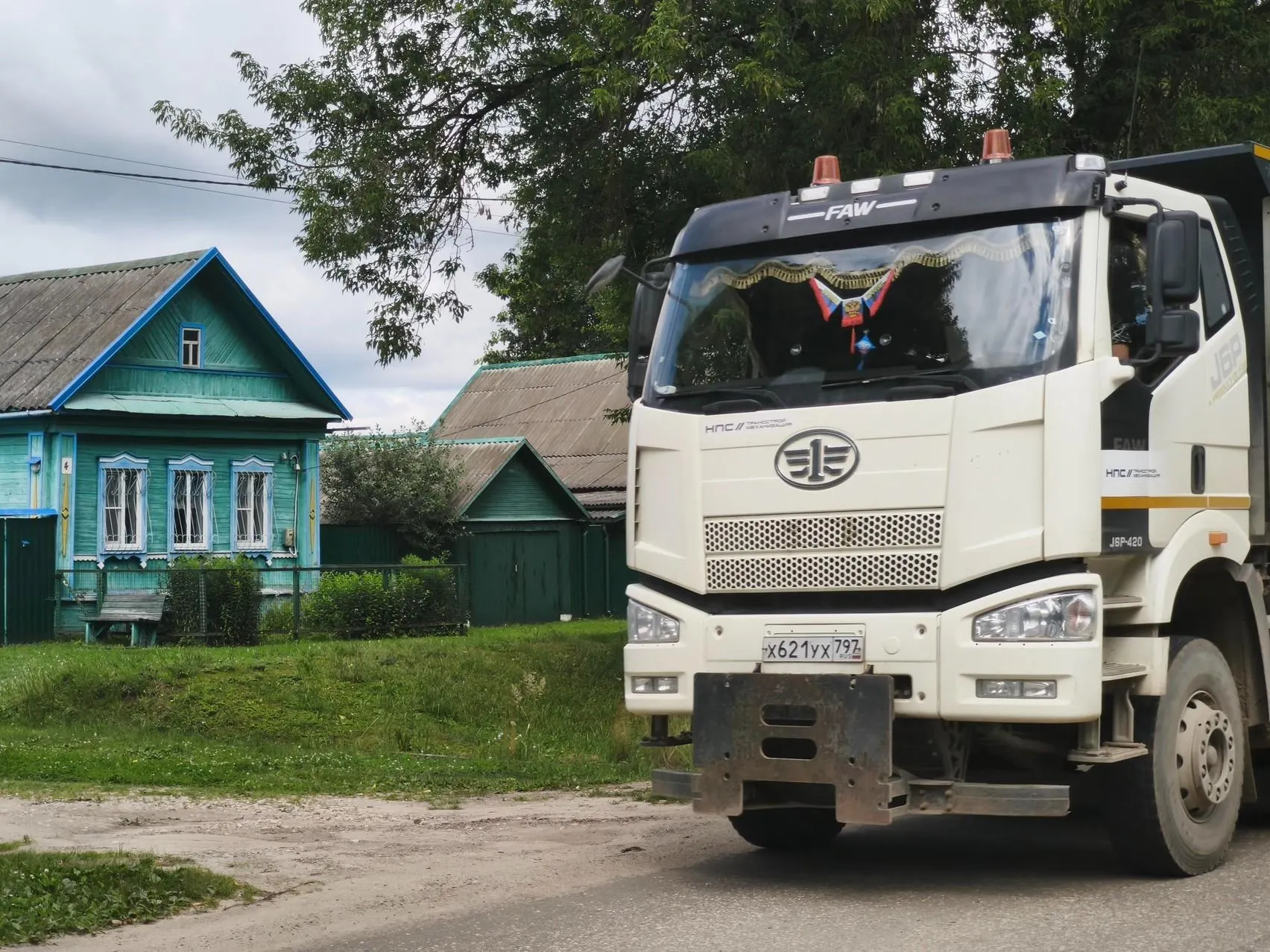 Жители деревень, через которые пройдет скоростной маршрут, вынуждены адаптироваться к потере жилья и новому соседству с грузовиками и поездами.