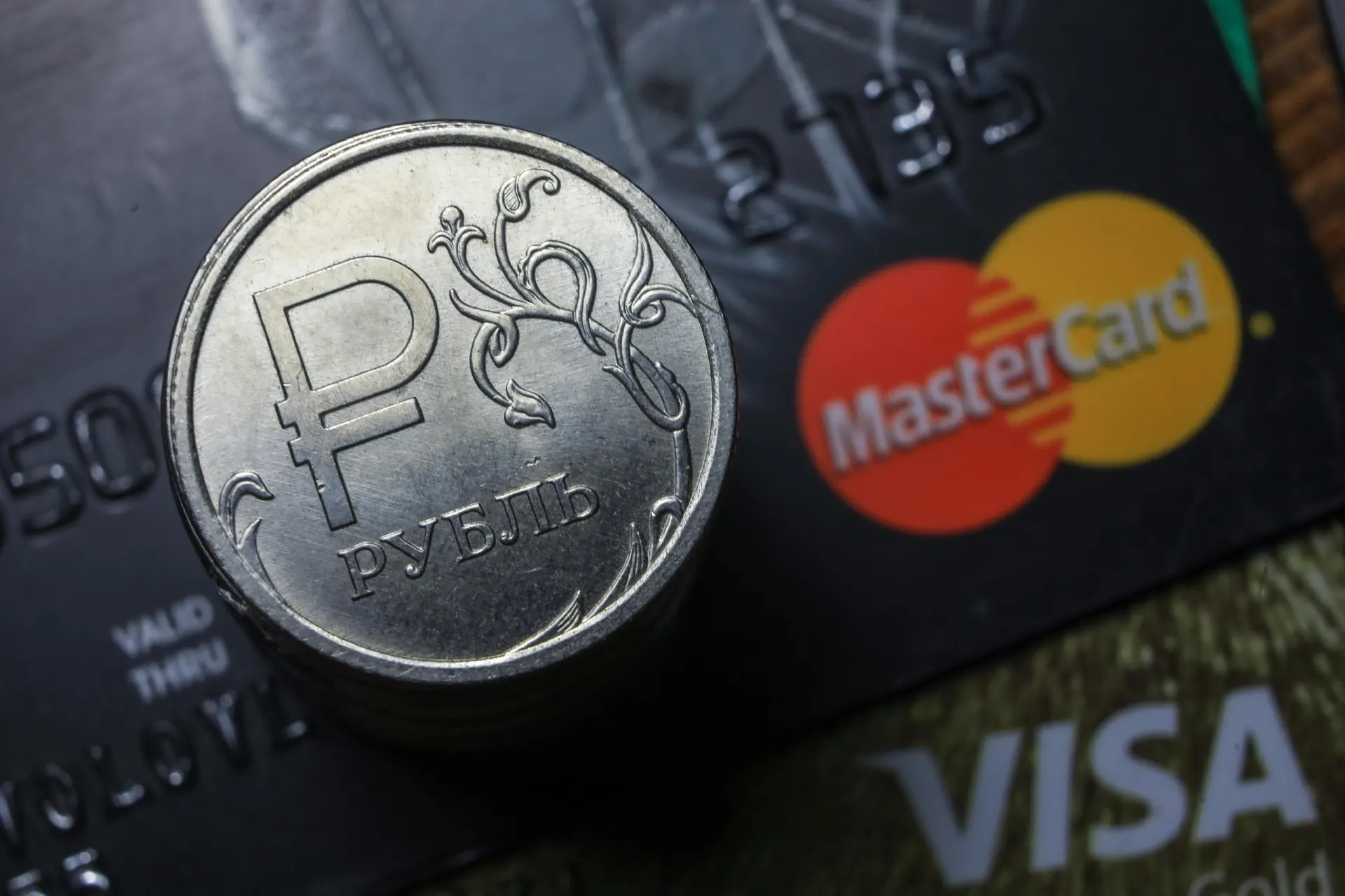 Распространяются затруднения при оплате картами Visa и Mastercard и через СБП.