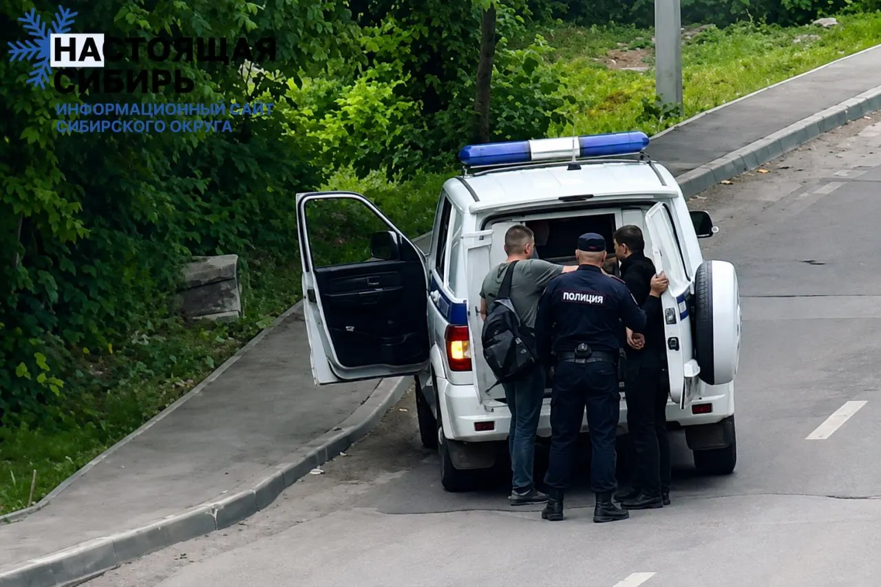 За первые шесть месяцев 2026 года число заключённых контрактов с Минобороны уменьшилось, аналитики оценивают большие потери на фронте, а госструктуры и компании активизировали поиск специалистов по воинскому учёту; в регионах, в том числе в Пензенской области, фиксируют принудительные действия и подготовку местных органов.