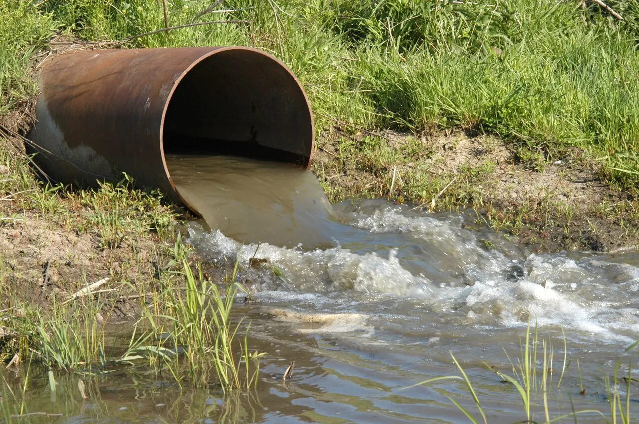 Законопроект об освобождении водоканалов от платы за вред природе обсуждается в Госдуме; Минприроды поддерживает идею с доработками, Счётная палата против.