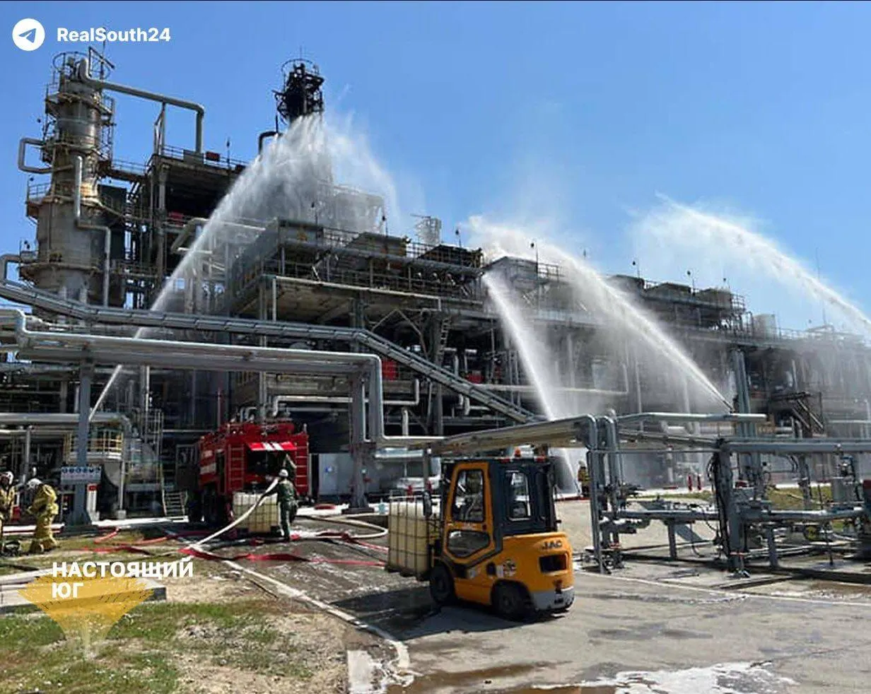 Август стал критическим месяцем для российской нефтепереработки: атаки на НПЗ снизили переработку, вызвали перебои в поставках бензина и рост цен.
