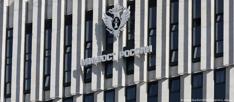 Минюст расширил перечень нежелательных организаций: в него добавлены иностранные фонды и объединения, включая HRF и другие структуры, а также антивоенные и исследовательские центры за рубежом.