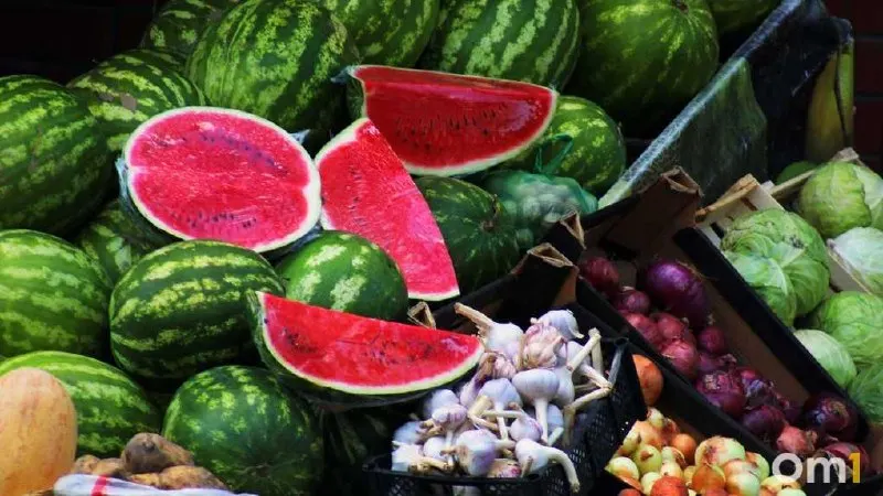 Разрезанные арбузы и дыни могут представлять риск для здоровья, особенно возле повреждений кожуры; покупайте бахчевые только в лицензированных торговых точках.
