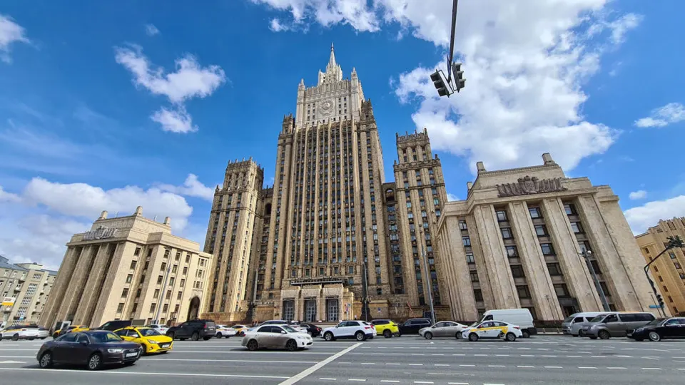 Заместитель министра иностранных дел заявил, что без устранения первопричин кризиса никакая заморозка боевых действий не возможна; Москва настаивает на дипломатическом урегулировании и отмечает поддержку Киева со стороны США.