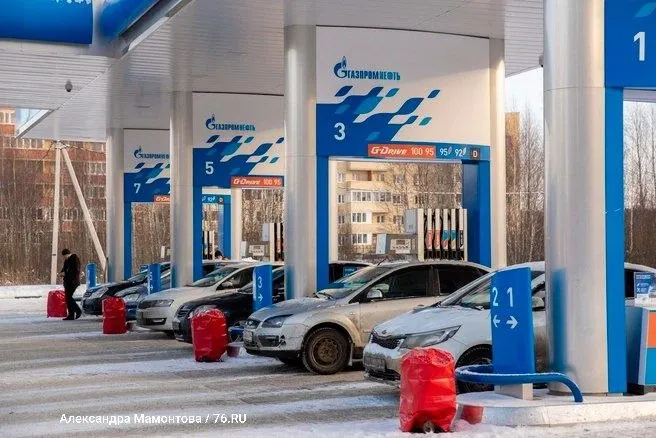 Клиенты смогут заправлять любое нужное количество топлива в бак или канистру, а оплата после заправки станет доступной; ограничения сняты в Москве, Московской области и ещё девяти регионах страны.