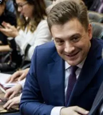 Коммунист Георгий Камнев направил обращение министру промышленности и торговли Антону Алиханову с призывом снизить стоимость автомобилей «АвтоВАЗа» на внутреннем рынке, указав, что за границей они дешевле — в том числе в Белоруссии.